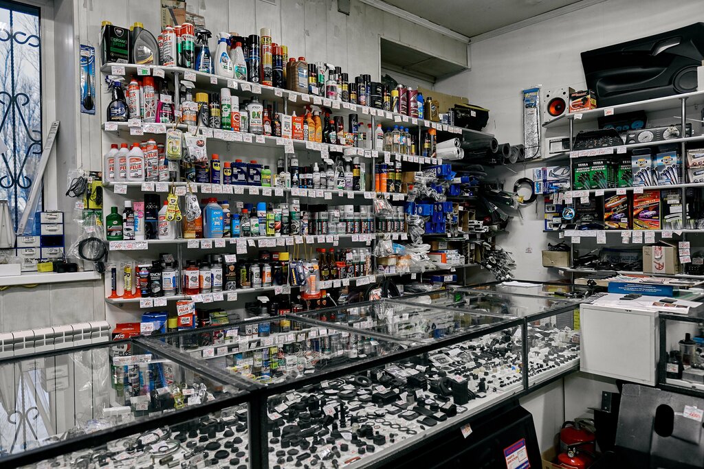 У Артёма, магазин автозапчастей и автотоваров, просп. Созидателей, 23А, стр. 2, 