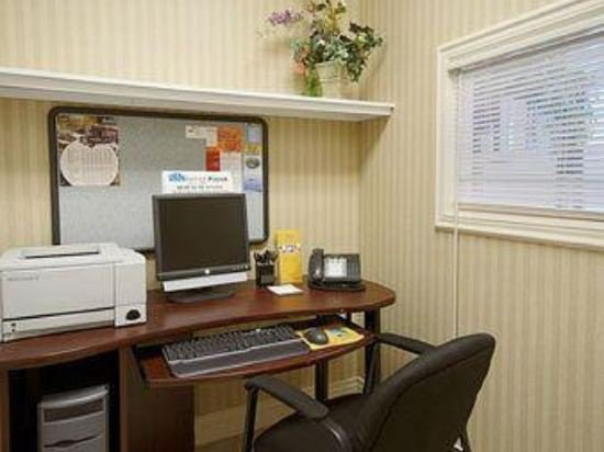 Фото Days Inn by Wyndham Vancouver Airport