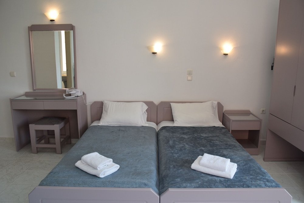 Фото Manos Beachside Apartments