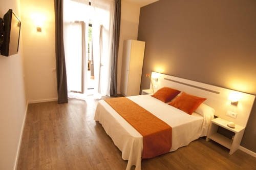 Фото Hostal Live Barcelona