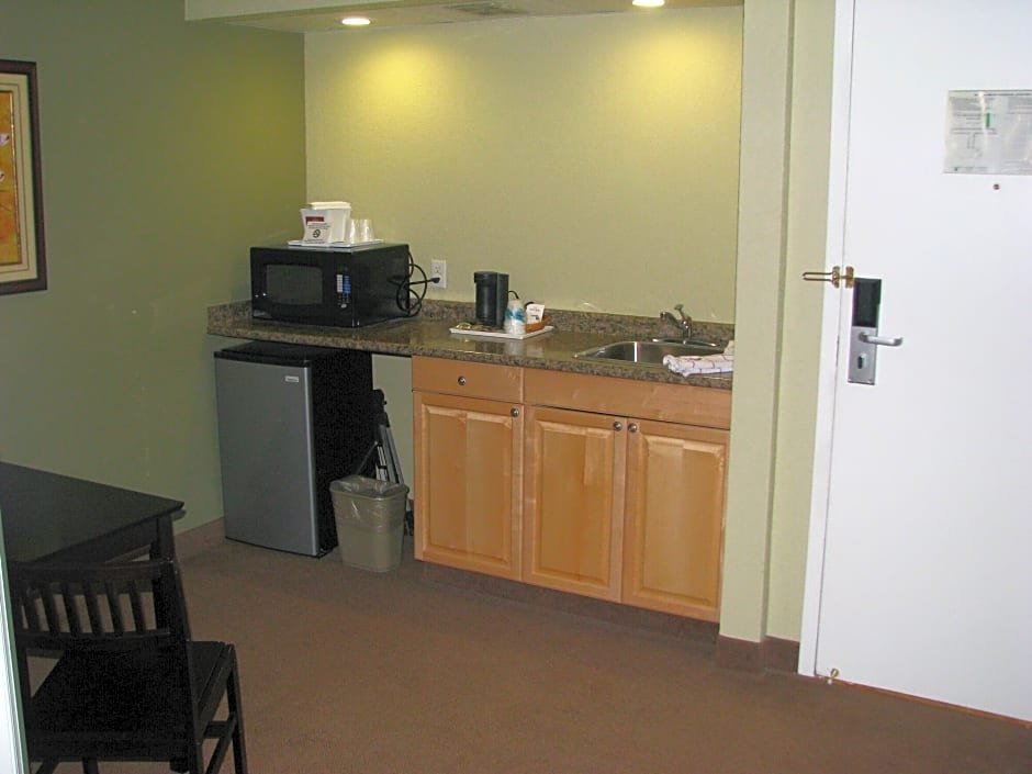 Фото Travelodge by Wyndham Regina