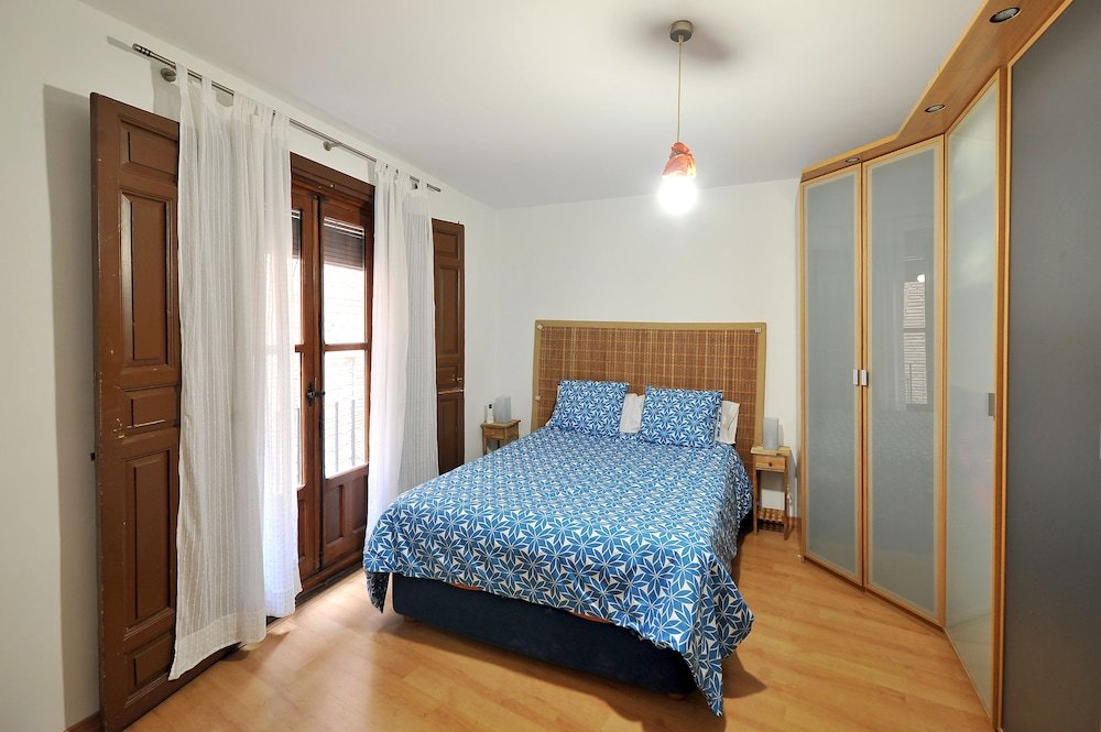 Фото Apartamentos con patio junto a la catedral by Toledo Ap