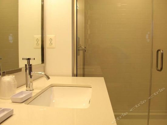 Фото Four Points by Sheraton Philadelphia City Center