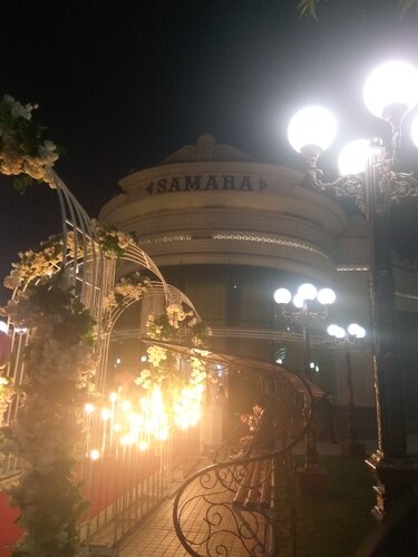 Etagini kotarib, tort oyoqqa turgan ayolning fotosurati