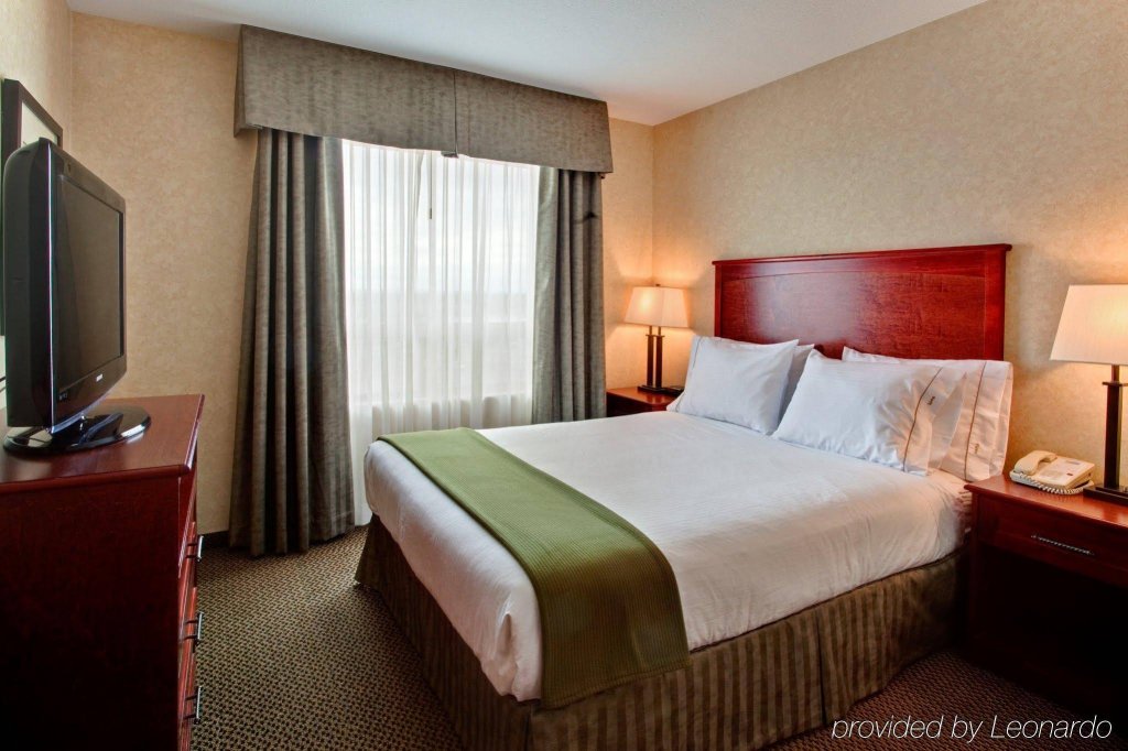 Фото Holiday Inn Express and Suites Edmonton North
