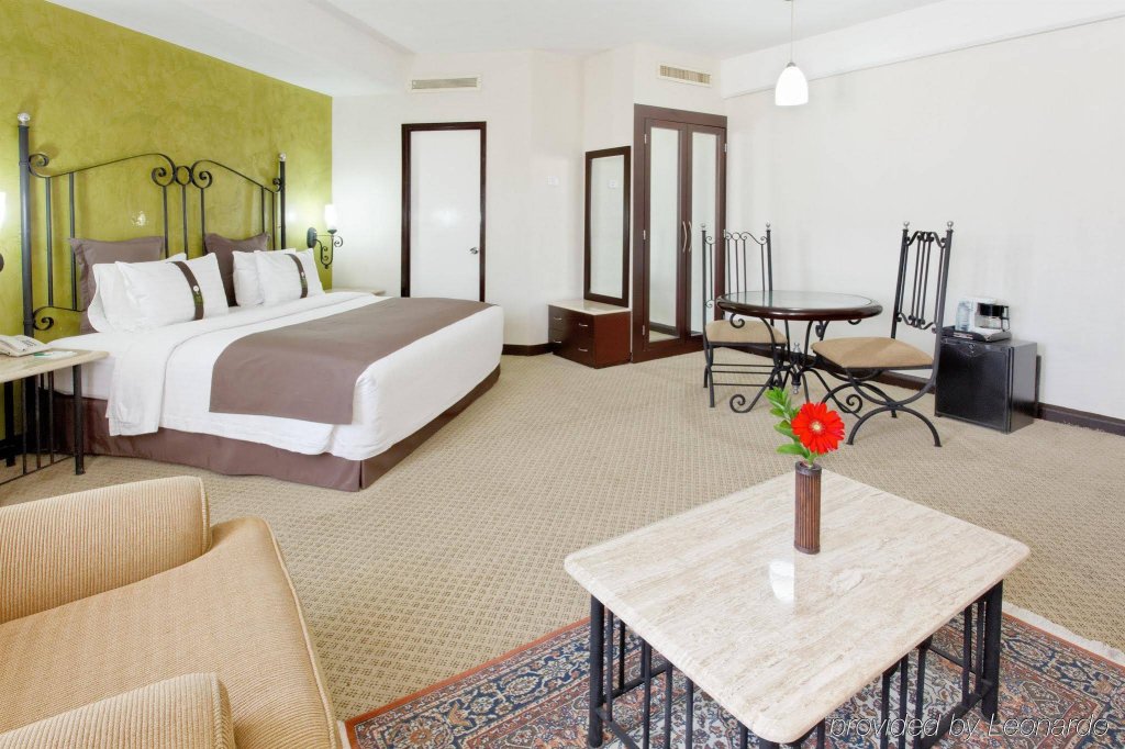 Фото Holiday Inn & Suites Guadalajara Centro Historico