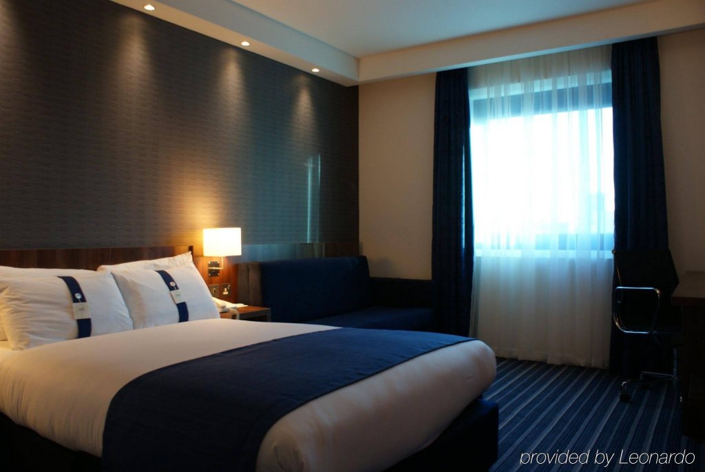 Фото Holiday Inn Express London - Stratford, an Ihg Hotel