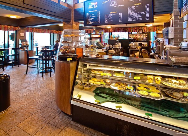 Фото Harrison Lake Hotel