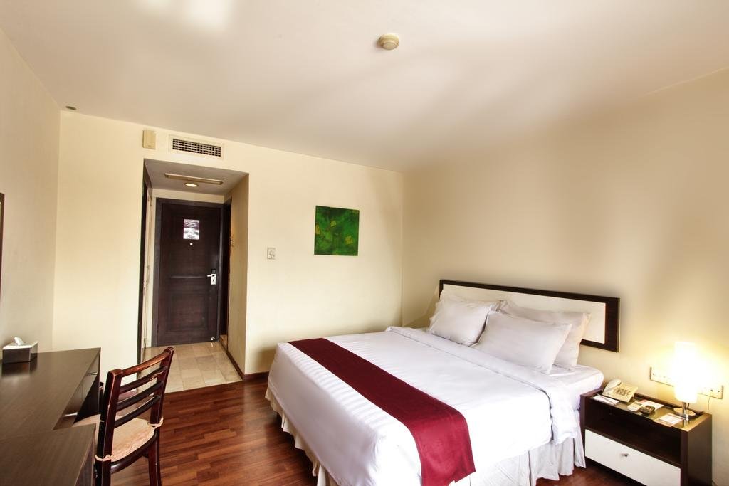 Фото Garuda Plaza Hotel