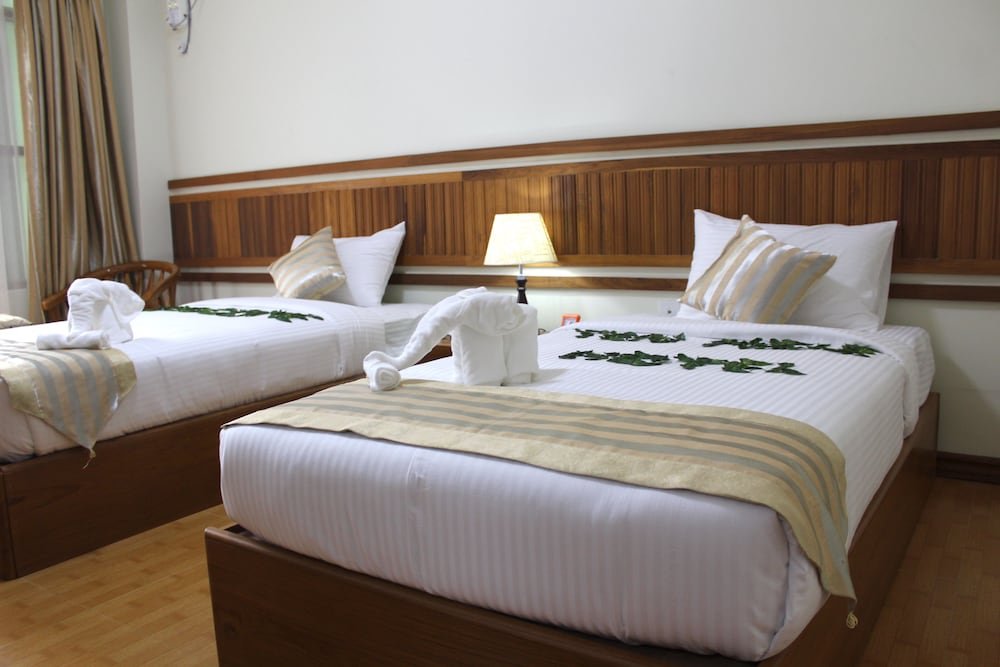 Фото Ten Mile Hotel