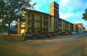 Гостиница Red Roof Inn & Suites Houston - Hobby Airport