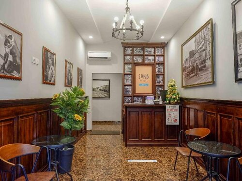 Гостиница Sans Hotel Empress Simpang Lima в Семаранге