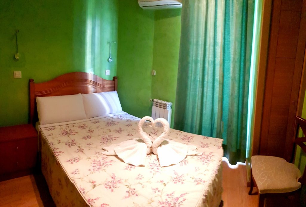 Фото Far Home Plaza Mayor Hostel