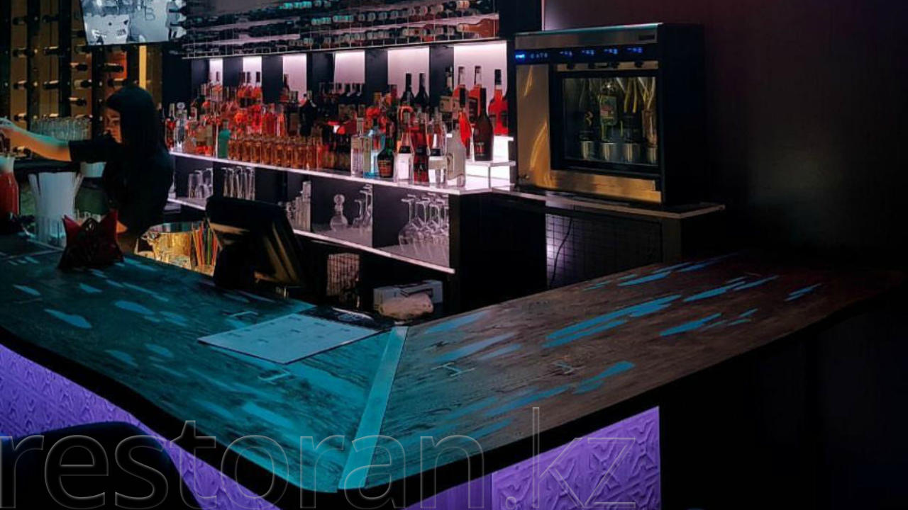 Жігіт жетілген губернаторды баспалдақтың қасында ебілді.