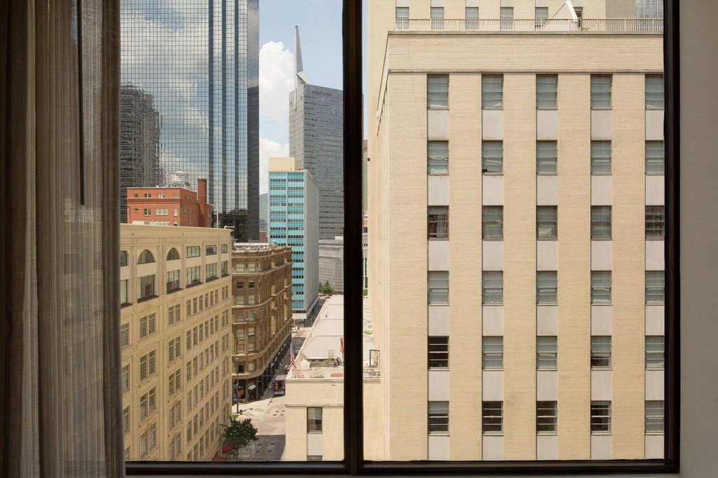 Фото Hampton Inn & Suites Dallas Downtown