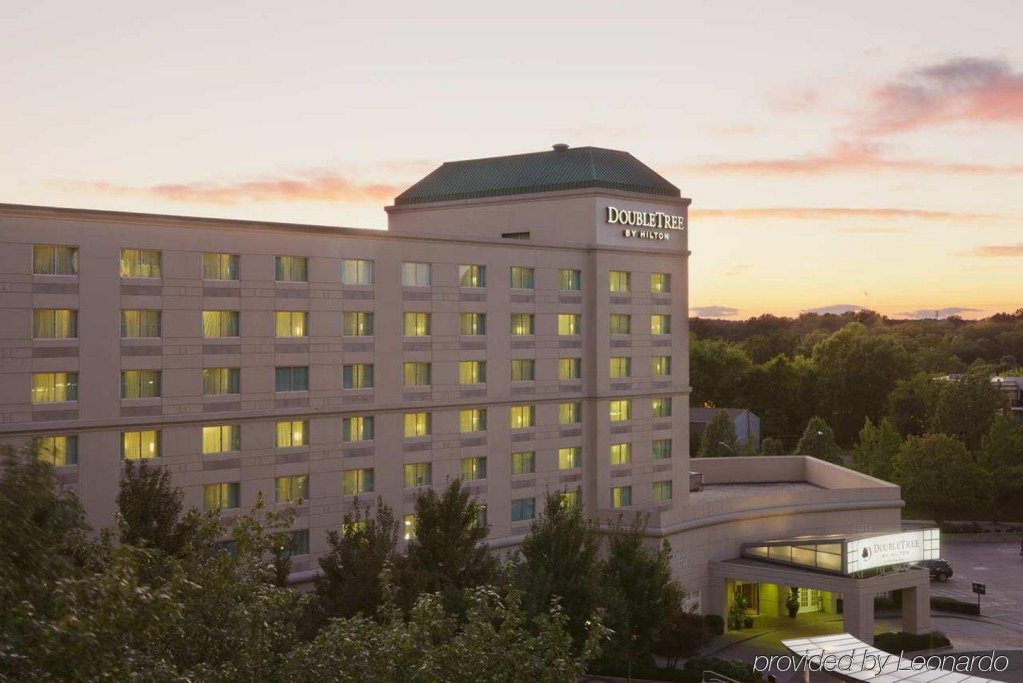 Фото Doubletree by Hilton Charlotte - Gateway Village