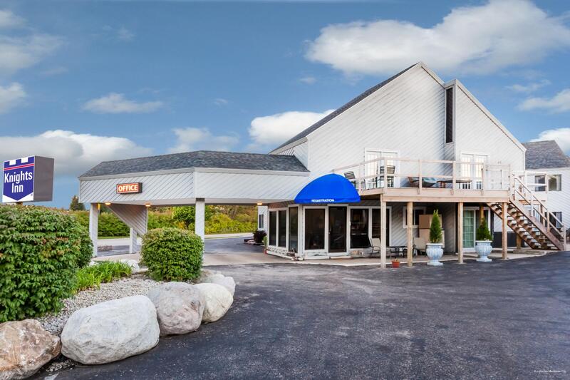 Фото Knights Inn Mackinaw City