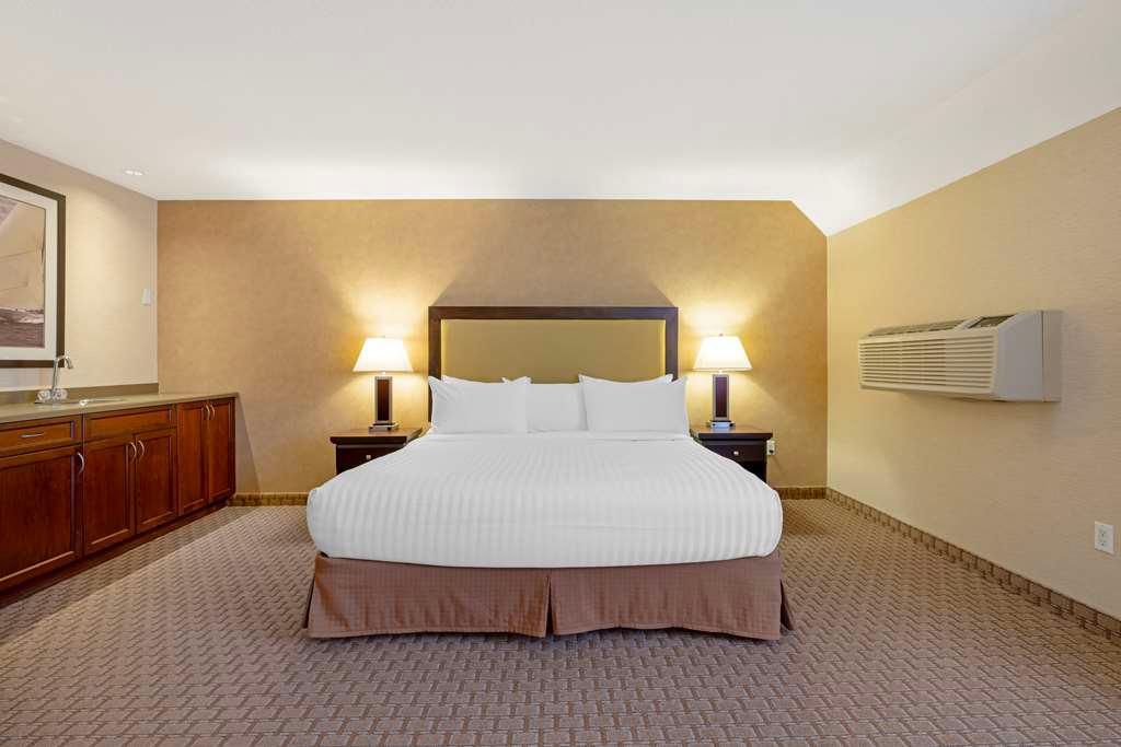Фото Best Western Plus Emerald Isle Hotel