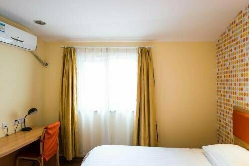 Гостиница 7Days Inn Kunming East Station Juhua Overpass в Куньмине