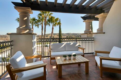 Гостиница La Bellasera Hotel And Suites в Пасо-Роблс