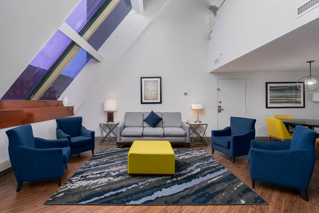 Фото Embassy Suites Indianapolis Downtown