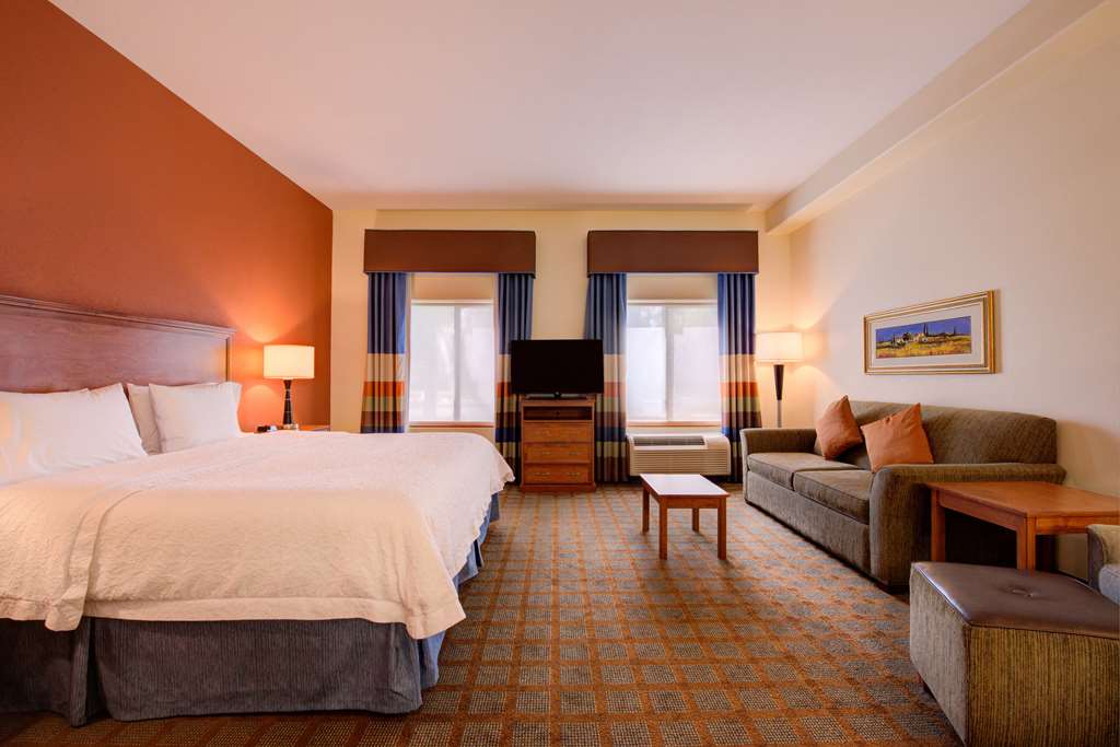 Фото Hampton Inn & Suites Ontario