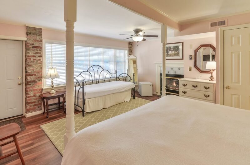 Фото Cedars of Williamsburg Bed & Breakfast