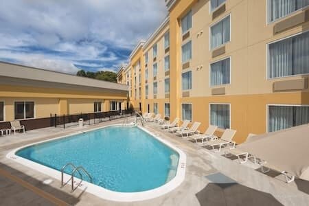 Гостиница La Quinta Inn & Suites by Wyndham Lynchburg at Liberty Univ в Линчберге