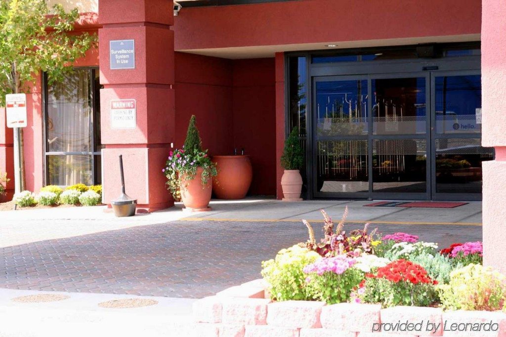 Фото Hampton Inn Boston - Logan Airport