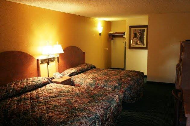 Фото Days Inn by Wyndham Tallahassee University Center