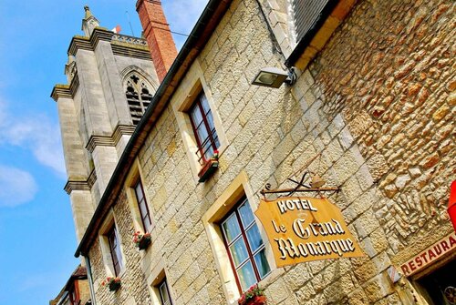 Гостиница Logis Le Grand Monarque - Donzy в Коне-Куре-сюре-Луаре