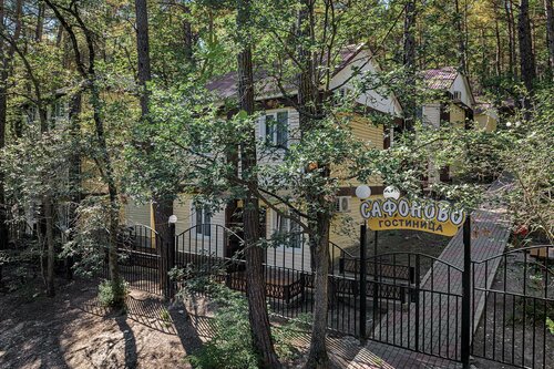 Мужики трахают распутных девчушек