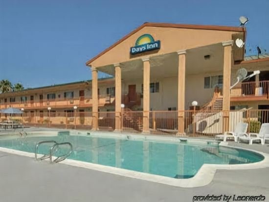 Фото Days Inn by Wyndham Red Bluff