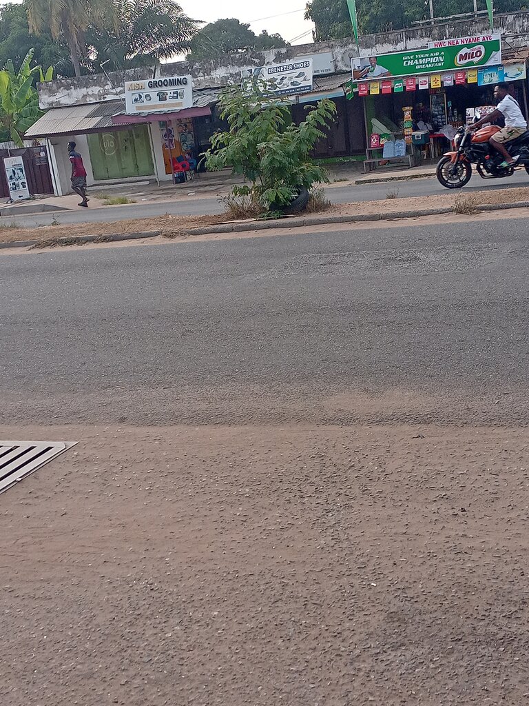 Shoe store Ebenezer Shoe, Accra, photo