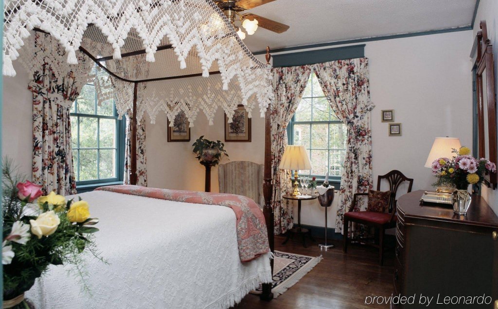 Фото Cedars of Williamsburg Bed & Breakfast