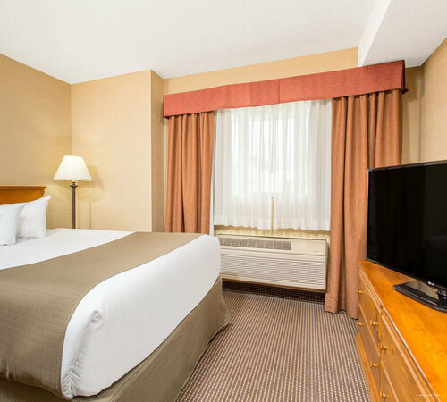 Внешний вид отеля Canmore Inn & Suites в Канморе, фото 2