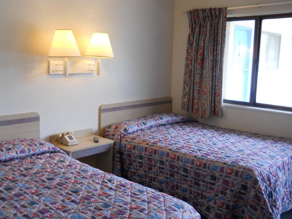 Фото Travelodge by Wyndham Grand Rapids North