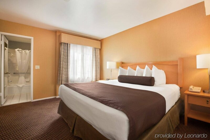 Гостиница Ramada by Wyndham Costa Mesa/Newport Beach в Коста-Меса