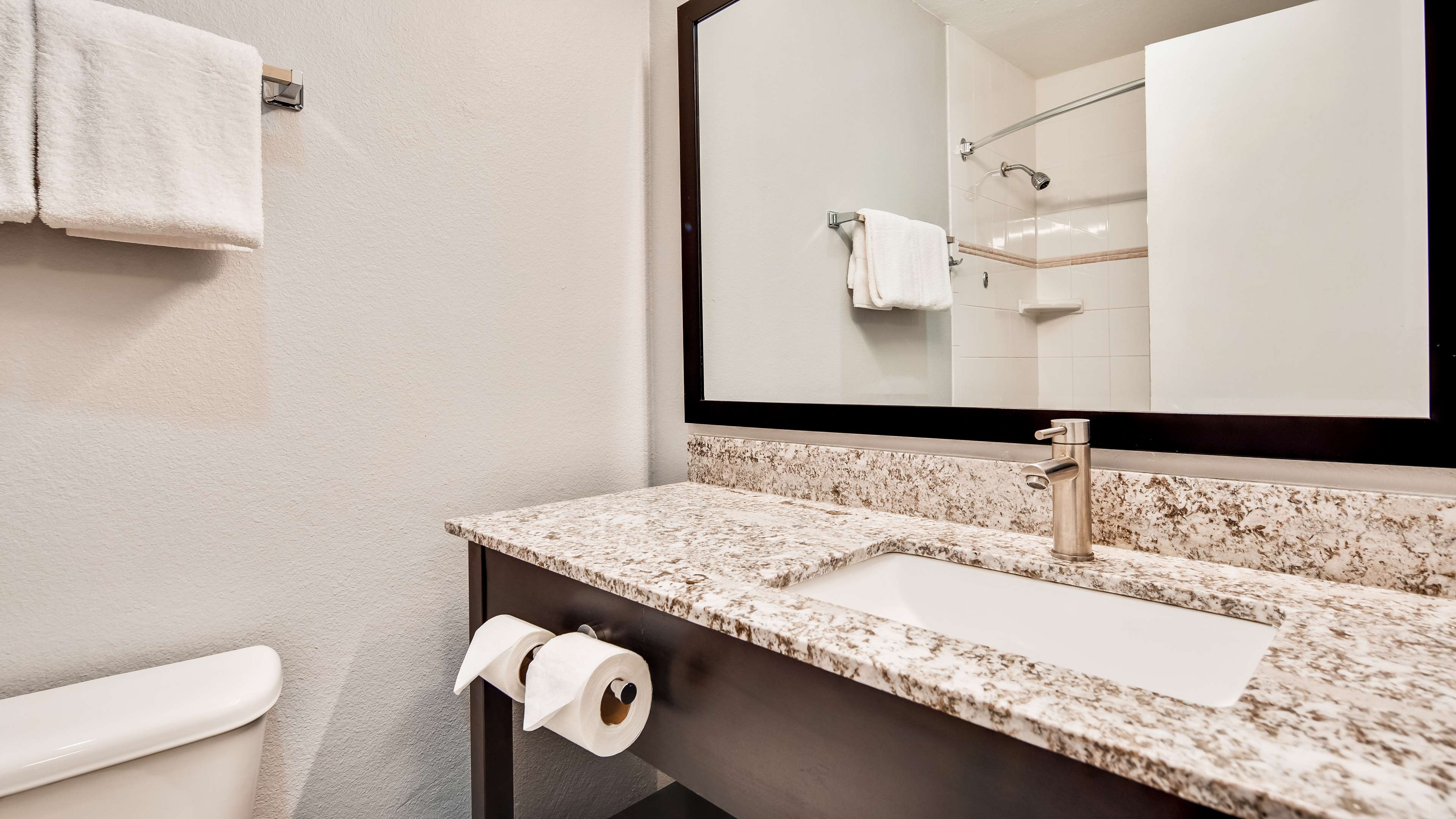 Фото Riverfront Hotel, SureStay Collection by Best Western