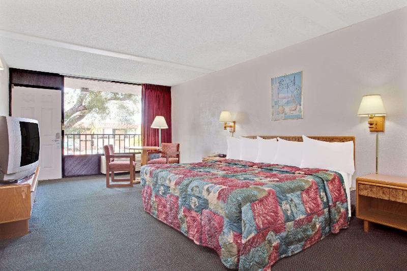 Фото Days Inn by Wyndham Clearwater/Gulf to Bay