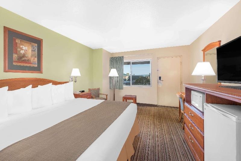 Фото Days Inn by Wyndham Roswell