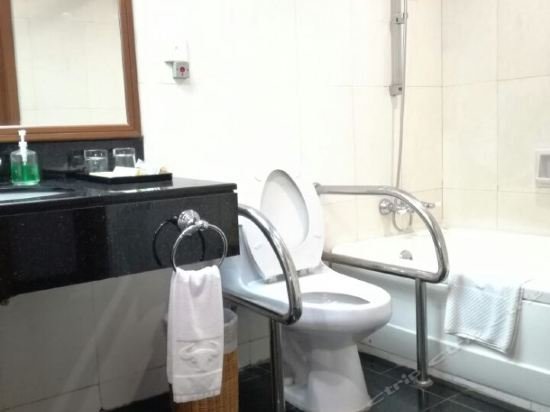 Фото Golden Lustre Hotel