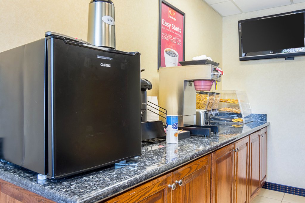 Фото Econo Lodge Inn & Suites Pritchard Road North Little Rock