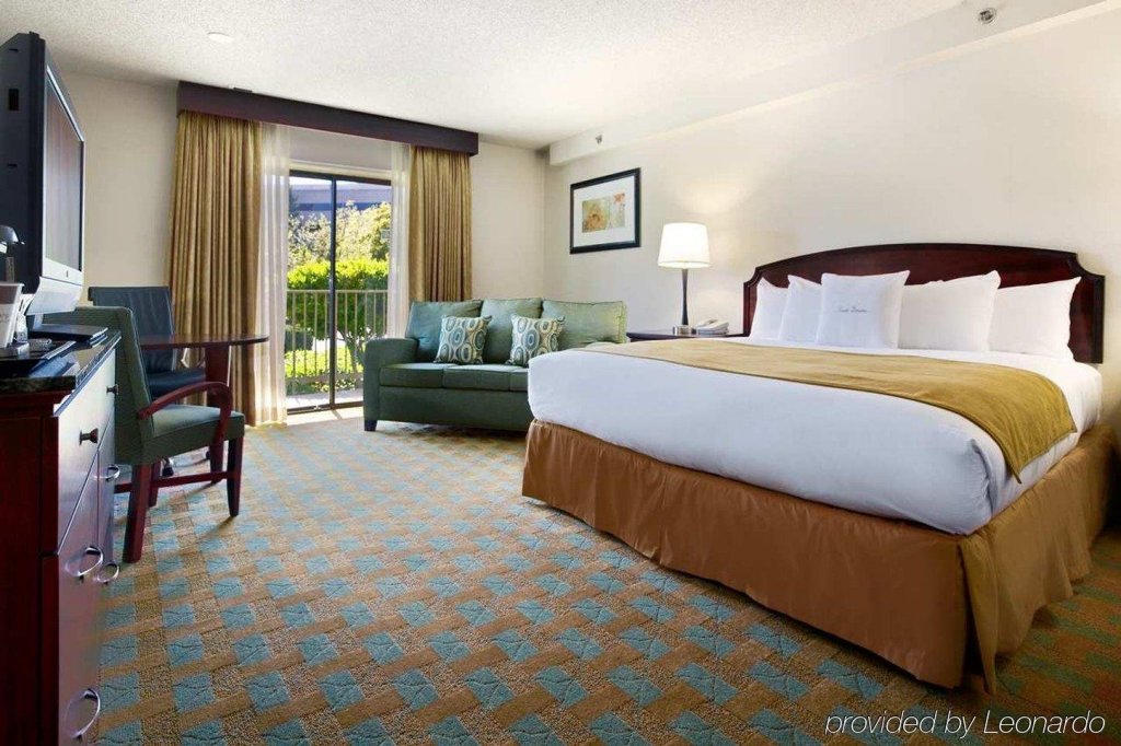 Фото Doubletree by Hilton Sacramento