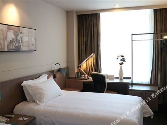 Фото Jinjiang Inn Select Xining West Wusi Road New Hualian Square