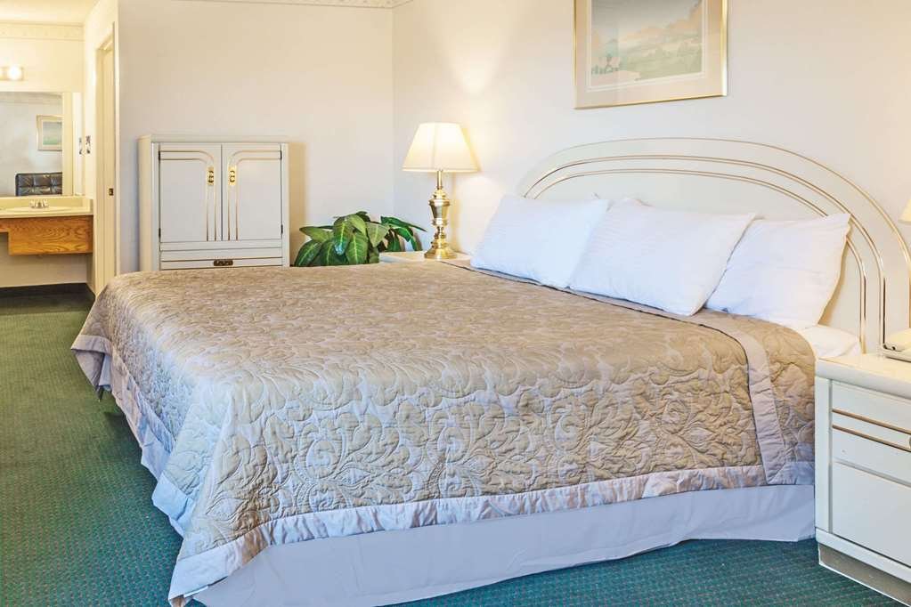 Фото Super 8 by Wyndham Lindsay Olive Tree