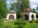 Часовня-сень над землянкой Кирилла Белозерского (Vologda Region, Kirillov, ansambl Malogo Ivanovskogo monastyrya) ، مصلى كنسي، صليب تذكاري
