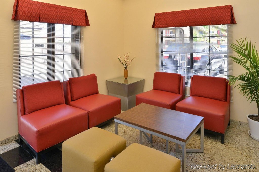 Фото Best Western Plus Raffles Inn & Suites