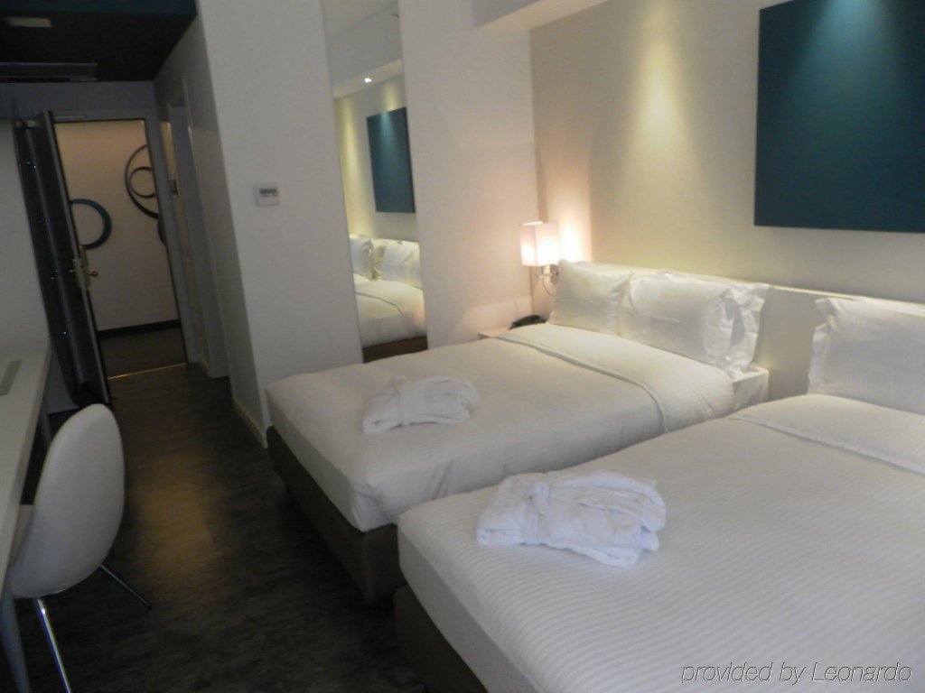 Фото IH Hotels Milano Lorenteggio