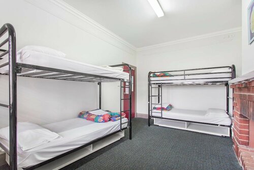 Хостел The Emperors Crown Hostel в Перте